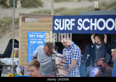 Das Wasserloch Bar, Perranporth, Cornwall, UK. 12. Juli 2017. Alex Jones und Matt Baker Vorbereitungen für die Dreharbeiten der BBC One zeigen am Wasserloch - Kneipe am Strand.  Auch sind in der Show heute Abend die Band the Kooks. Bildnachweis: Simon Maycock/Alamy Live-Nachrichten Stockfoto