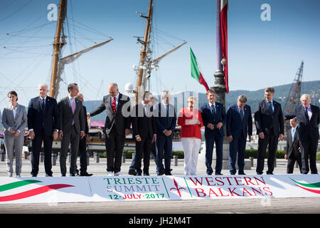 HANDOUT - Handout Bild vom 12. Juli 2017 zeigt die Staats- und Regierungschefs an der Konferenz, darunter German Chancellor Angela Merkel (C), steht man vor der Schule versenden Goletta Palinuro für das Familienfoto der Westbalkan-Gipfel in Triest, Italien. Die jährliche Serie von Konferenzen, die im Jahr 2014 zum Leben von Berlin und die Staats- und Regierungschefs der Länder des Balkans gebracht wurde, soll die Region für einen späteren Beitritt zur Europäischen Union vorbereiten. (ACHTUNG REDAKTION: REDAKTIONELLE NUTZUNG NUR IM ZUSAMMENHANG MIT DER AKTUELLEN BERICHTERSTATTUNG/OBLIGATORISCHEN CREDITS) Stockfoto