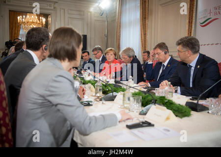 HANDOUT - Handout Bild datiert 12. Juli 2017 zeigt die Staats- und Regierungschefs an der Konferenz, darunter Bundeskanzlerin Angela Merkel (C), nach der Einnahme ihre Plätze für die erste Sitzung der Westbalkan-Gipfel in Triest, Italien. Die jährliche Serie von Konferenzen, die im Jahr 2014 zum Leben von Berlin und die Staats- und Regierungschefs der Länder des Balkans gebracht wurde, soll die Region für einen späteren Beitritt zur Europäischen Union vorbereiten. (ACHTUNG REDAKTION: REDAKTIONELLE NUTZUNG NUR IM ZUSAMMENHANG MIT DER AKTUELLEN BERICHTERSTATTUNG/OBLIGATORISCHEN CREDITS) Foto: Guido Bergmann/Bundes Stockfoto