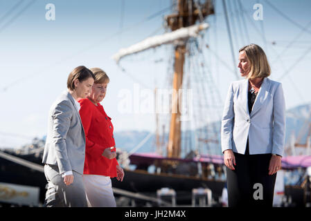 HANDOUT - Handout Bild datiert 12. Juli 2017 zeigt Bundeskanzlerin Angela Merkel (2.v.l) und serbische Premierminister Ana Brnabic (L) im Gespräch auf dem Schulschiff Goletta Palinuro während des hohen Vertreters der EUS für Außen- und Sicherheitspolitik, Federica Mogherini, steht auf der rechten Seite, vor dem westlichen Balkan-Gipfel in Triest, Italien. Die jährliche Serie von Konferenzen, die im Jahr 2014 zum Leben von Berlin und die Staats- und Regierungschefs der Länder des Balkans gebracht wurde, soll die Region für einen späteren Beitritt zur Europäischen Union vorbereiten. (ACHTUNG REDAKTION: E Stockfoto