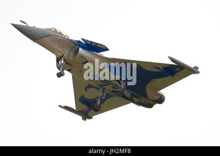 RAF Fairford, Gloucestershire, UK. 12. Juli 2017. Ein Dassault Rafale C kommt für das Wochenende fest der jährlichen RIAT Air Show. Die US Air Force ist stark vertreten, um ihren 70. Geburtstag zu feiern. Zu diesem Anlass stellen die USAF Thunderbirds einen Auftritt nach 10 Jahren. Bildnachweis: Uwe Deffner/Alamy Live-Nachrichten Stockfoto