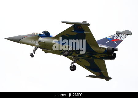 RAF Fairford, Gloucestershire, UK. 12. Juli 2017. Ein Dassault Rafale C kommt für das Wochenende fest der jährlichen RIAT Air Show. Die US Air Force ist stark vertreten, um ihren 70. Geburtstag zu feiern. Zu diesem Anlass stellen die USAF Thunderbirds einen Auftritt nach 10 Jahren. Bildnachweis: Uwe Deffner/Alamy Live-Nachrichten Stockfoto