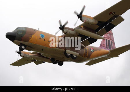 RAF Fairford, Gloucestershire, UK. 12. Juli 2017. Die jordanischen Hercules c-130 kommt für das Wochenende fest der jährlichen RIAT Air Show. Die US Air Force ist stark vertreten, um ihren 70. Geburtstag zu feiern. Zu diesem Anlass stellen die USAF Thunderbirds einen Auftritt nach 10 Jahren. Bildnachweis: Uwe Deffner/Alamy Live-Nachrichten Stockfoto