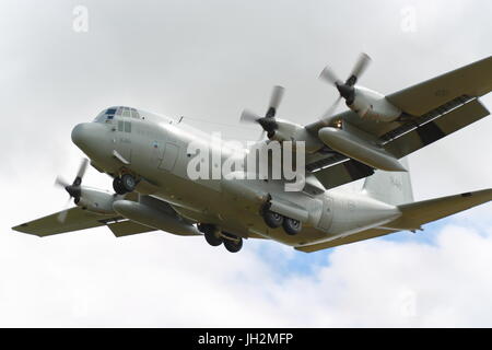 RAF Fairford, Gloucestershire, UK. 12. Juli 2017. Die schwedische Luftwaffe Hercules c-130 kommt für das Wochenende fest der jährlichen RIAT Air Show. Die US Air Force ist stark vertreten, um ihren 70. Geburtstag zu feiern. Zu diesem Anlass stellen die USAF Thunderbirds einen Auftritt nach 10 Jahren. Bildnachweis: Uwe Deffner/Alamy Live-Nachrichten Stockfoto