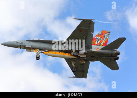 RAF Fairford, Gloucestershire, Großbritannien. 12.. Juli 2017. Ein spanischer McDonnell Douglas F-18 kommt zur Wochenendfeier der jährlichen RIAT Air Show. Die US Air Force ist stark vertreten, um ihr 70.-jähriges Bestehen zu feiern. McDonnell Douglas EF-18M Hornet der spanischen Luftwaffe. Quelle: Uwe Deffner/Alamy Live News Stockfoto