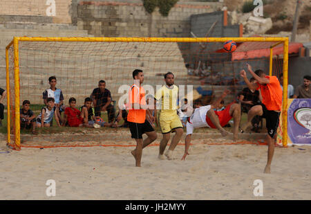 Gaza-Stadt, Gazastreifen, Palästinensische Gebiete. 13. Juli 2017. Palästinensischen Shabab Khan Younis und al-Jalaa Spieler konkurrieren um die Kugel während der Beach Soccer (Fußball) Endspiel, in Gaza-Stadt am 12. Juli 2017 Credit: Mohammed Asad/APA Bilder/ZUMA Draht/Alamy Live News Stockfoto