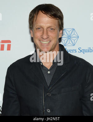 Tony Hawk nimmt am 3. Jährlichen Sports Humanitarian Year Awards LA LIVE NOVO Los Angeles im Juli 11,2017 Teil. Stockfoto