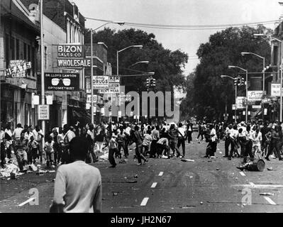 12. Juli 2017 - Datei - diese 23. Juli markiert den 50. Jahrestag des Aufstands 1967 Detroit, auch bekannt als der 12th Street riot, eine gewaltsame Störung der öffentlichen Ordnung, die Unruhen in Detroit, Michigan umgewandelt. Es begann in den frühen Morgenstunden des Sonntag, 23. Juli 1967. Das auslösende Ereignis war eine Razzia der Polizei eine nicht lizenzierte, After-Hours-Bar dann bekannt als ein Blind Pig, nördlich von der Ecke 12th Street (heute: Rosa Parks Boulevard) und Clairmount Avenue auf der Stadt in der Nähe von West Side. Polizei Konfrontationen mit Förderern und Beobachter auf der Straße entwickelte sich zu einem der tödlichsten und m Stockfoto