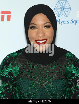 Ibtihaj Muhammad besucht 3. Jährliche Sport humanitäre Jahr Auszeichnungen LA'S LIVE Novo Los Angeles Juli 11,2017. Stockfoto