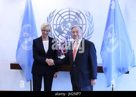 UN, New York, USA. 12. Juli 2017. UN-Generalsekretär Antonio Guterres traf Italiens Verteidigungsminister Roberta Pinotti, UN-Friedenssicherung und andere Themen zu diskutieren. Foto: Matthew Russell Lee / Inner City Press Stockfoto