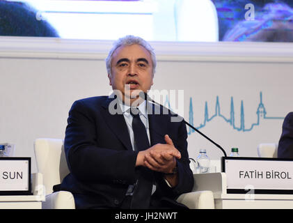 (170712)--ISTANBUL, 12. Juli 2017 (Xinhua)--Fatih Birol, Geschäftsführer der internationalen Energie Agentur (IEA), hält eine Rede während einer Sitzung des 22. World Petroleum Congress in Istanbul in der Türkei am 12. Juli 2017. Mohammed Barkindo, Generalsekretär der Organisation der die Erdöl exportierender Länder (OPEC) sagte am Mittwoch, dass er optimistisch in Bezug auf Öl-Aktien weiter rückläufig, die Preise in der zweiten Hälfte dieses Jahres zu erhöhen. (Xinhua / He Canling) Stockfoto