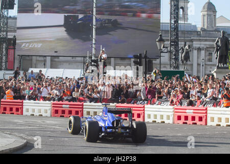 London, UK. 12. Juli 2017. Große Menschenmengen besucht die Formel-1-Parade der F1-Fahrer Parade Schaltung in Trafalgar Square und Whitehall Credit: Amer Ghazzal/Alamy Live-Nachrichten Stockfoto