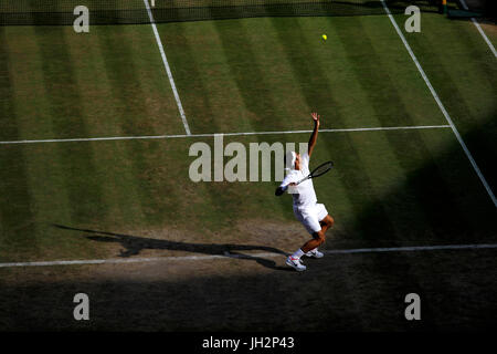 London, UK. 12. Juli 2017. Wimbledon Tennis: London, 12. Juli 2017 - Roger Federer während ihre Viertelfinale Match in Wimbledon am Mittwoch bei seinem Sieg über Milos Raonic dienen. Bildnachweis: Adam Stoltman/Alamy Live-Nachrichten Stockfoto