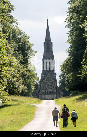 Fountians Abbey, Ripon, UK. 12. Juli 2017. Touristen genießen Sie Kaffee und Eis in das warme Wetter zu Fuß auf dem Gelände der Fountian Abtei wie wilde Rehe auf den Wiesen Schwäne füttern Treiben rund um den See, jungen Möwen in der Sonne aalen. Clifford Norton/Alamy Live-Nachrichten Stockfoto