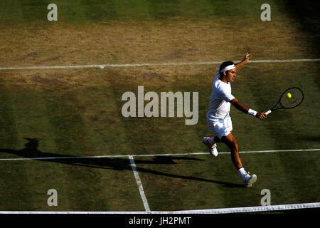 London, UK. 12. Juli 2017. Wimbledon Tennis: London, 12. Juli 2017 - Roger Federer bei seinem Sieg über Milos Raonic während ihre Viertelfinale Match in Wimbledon am Mittwoch. Bildnachweis: Adam Stoltman/Alamy Live-Nachrichten Stockfoto