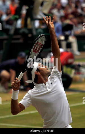 London, UK. 12. Juli 2017. Wimbledon Tennis: London, 12. Juli 2017 - Roger Federer während seinem Viertelfinale Sieg über Milos Raonic in Wimbledon am Mittwoch. Bildnachweis: Adam Stoltman/Alamy Live-Nachrichten Stockfoto