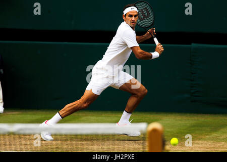 London, UK. 12. Juli 2017. Wimbledon Tennis: London, 12. Juli 2017 - Roger Federer bei seinem Sieg über Milos Raonic während ihre Viertelfinale Match in Wimbledon am Mittwoch. Bildnachweis: Adam Stoltman/Alamy Live-Nachrichten Stockfoto