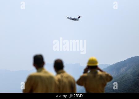 Goleta, Kalifornien, USA. 12. Juli 2017. Feuer Besatzungen beobachten, wie Flugzeuge legt feuerhemmenden über der Whittier Feuer in Santa Barbara County östlich von Goleta, Kalifornien. Das Feuer erreicht 48 Prozent Containment ab dem 12. Juli. Bildnachweis: Joel Angel Juarez/ZUMA Draht/Alamy Live-Nachrichten Stockfoto