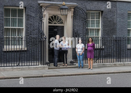 London, UK. 12. Juli 2017. Totgeburt Charity "Kicks Count" fordert Verbot auf Verkauf von Hause Doppler, liefern eine Petition an den Premierminister Theresa May in der Downing Street in London 12. Juli 2017. Kredit Andy Morton/Alamy Live-Nachrichten. Stockfoto