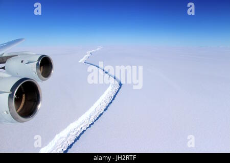 Datei: Antarktis. 10. November 2016. Luftaufnahme des Schelfeises Larsen C 10. November 2016 in der Antarktis genommen. Larsen C brach ab 12. Juli 2017 erstellen einen riesigen Eisberg doppelt so groß wie Luxemburg und ändern die Form der antarktischen Halbinsel als es treiben in der Weddell-See setzt. Bei 5.800 qkm ist die neue Eisbergs halb so groß wie die Rekord-Holding Eisberg b-15 die aufgeteilt vom Ross-Schelfeis im Jahr 2000 aus, aber es wird trotzdem angenommen, unter den 10 größten Eisberge, die jemals aufgenommen werden.   Snapshot des Grabens in die Larsen C am 10. November 2016. Bildnachweis: Planetpix/Alamy Live-Nachrichten Stockfoto