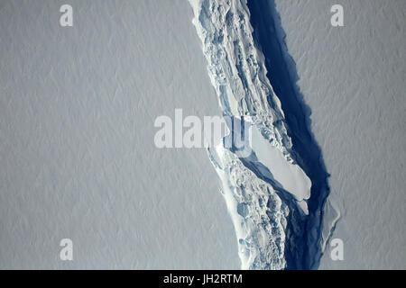 Datei: Antarktis. 10. November 2016. Luftaufnahme des Schelfeises Larsen C 10. November 2016 in der Antarktis genommen. Larsen C brach ab 12. Juli 2017 erstellen einen riesigen Eisberg doppelt so groß wie Luxemburg und ändern die Form der antarktischen Halbinsel als es treiben in der Weddell-See setzt. Bei 5.800 qkm ist die neue Eisbergs halb so groß wie die Rekord-Holding Eisberg b-15 die aufgeteilt vom Ross-Schelfeis im Jahr 2000 aus, aber es wird trotzdem angenommen, unter den 10 größten Eisberge, die jemals aufgenommen werden.   Snapshot des Grabens in die Larsen C am 10. November 2016. Bildnachweis: Planetpix/Alamy Live-Nachrichten Stockfoto