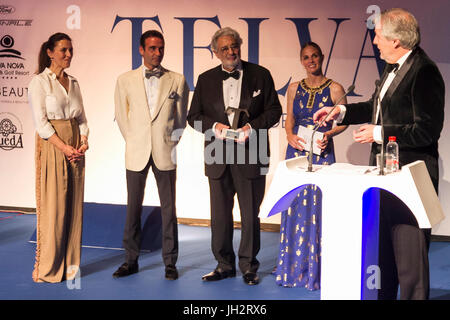 Olga Ruiz (L) Enrique Ponce (2L) Placido Domingo (C) Genoveva Casanova (2R) und spanische minister Inigo Mendez de Vigo (R) in t ' Auszeichnungen zu Kunst, Wissenschaft und Sport, Telva Magazin zu bringen. Im Palast der Künste Königin Sofia von Valencia. In Valencia am 12. Juli 2017. Stockfoto