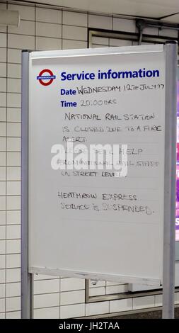 London, UK. 12. Juli 2017. Ein Dienst Informationen Schwarzes Brett angezeigt an der Paddington Station besagt, dass National Rail Station wegen Feueralarm geschlossen ist. Bildnachweis: Dt/Alamy Live-Nachrichten. Stockfoto