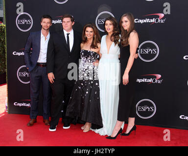 Los Angeles, CA, USA. 12. Juli 2017. 12. Juli 2017 - Los Angeles, Kalifornien - Patrick Schwarzenegger, Christopher Schwarzenegger, Maria Shriver, Katherine Schwarzenegger und Christina Schwarzenegger. 2017 ESPY Awards Ankünfte statt im Microsoft Theatre in Los Angeles. Bildnachweis: AdMedia Credit: AdMedia/ZUMA Draht/Alamy Live-Nachrichten Stockfoto