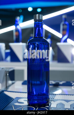 New York, Vereinigte Staaten von Amerika. 12. Juli 2017. Flasche SKYY Vodka auf dem Display während New York Mens Fashion Woche Frühjahr/Sommer 2018 Oberlicht Clarkson Credit: Lev Radin/Alamy Live-Nachrichten Stockfoto