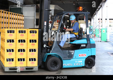 Yokohama, Japan. 12. Juli 2017. Ein Arbeitnehmer arbeitet einen Toyota Brennstoffzellen-Stapler in der Kirin Brewery in Yokohama, vorstädtischen Tokio auf Mittwoch, 12. Juli 2017 gemacht. Toyota Motor, Toshiba, Iwatani und die Stadtverwaltungen von Yokohama und Kawasaki startete ein Endwert der Wasserstoff-Technologie-Demonstrationsprojekt mit einer Windkraftanlage, Toshiba Wasserstoff-Produktion-System, Iwatanis Wasserstoff-Speicher und Toyotas Brennstoffzellen-Stapler. Kredite: Yoshio Tsunoda/AFLO/Alamy Live-Nachrichten Stockfoto