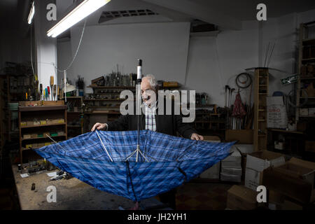 (170713) - BUENOS AIRES, 13. Juli 2017 (Xinhua)--Elias Fernandez Reparaturen einen Regenschirm in seiner Werkstatt in Buenos Aires, der Hauptstadt von Argentinien am 12. Juli 2017. Elias Fernandez, 86, eine spanische Migranten, die in Argentinien im Jahr 1950 kamen hat das Handwerk der Herstellung und Reparatur von Schirmen für 72 Jahre lebendig gehalten. Elias Atelier befindet sich im Keller des Ladens, die heute verwaltet von seinem Sohn Victor. (Xinhua/Martin Zabala) (Fnc) (ce) (Zw) Stockfoto