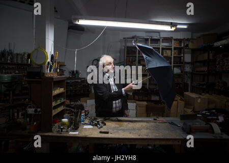 (170713) - BUENOS AIRES, 13. Juli 2017 (Xinhua)--Elias Fernandez Reparaturen einen Regenschirm in seiner Werkstatt in Buenos Aires, der Hauptstadt von Argentinien am 12. Juli 2017. Elias Fernandez, 86, eine spanische Migranten, die in Argentinien im Jahr 1950 kamen hat das Handwerk der Herstellung und Reparatur von Schirmen für 72 Jahre lebendig gehalten. Elias Atelier befindet sich im Keller des Ladens, die heute verwaltet von seinem Sohn Victor. (Xinhua/Martin Zabala) (Fnc) (ce) (Zw) Stockfoto