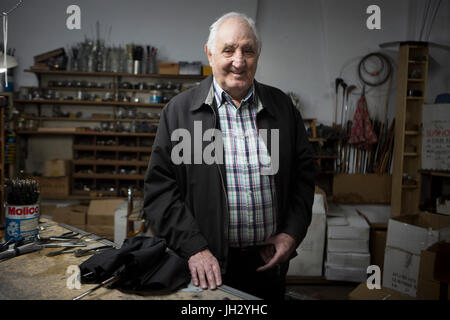 (170713) - BUENOS AIRES, 13. Juli 2017 (Xinhua)--Elias Fernandez Posen in seiner Werkstatt in Buenos Aires, der Hauptstadt von Argentinien am 12. Juli 2017. Elias Fernandez, 86, eine spanische Migranten, die in Argentinien im Jahr 1950 kamen hat das Handwerk der Herstellung und Reparatur von Schirmen für 72 Jahre lebendig gehalten. Elias Atelier befindet sich im Keller des Ladens, die heute verwaltet von seinem Sohn Victor. (Xinhua/Martin Zabala) (Fnc) (ce) (Zw) Stockfoto