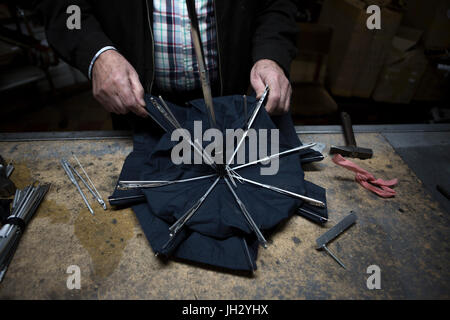 (170713) - BUENOS AIRES, 13. Juli 2017 (Xinhua)--Elias Fernandez Reparaturen einen Regenschirm in seiner Werkstatt in Buenos Aires, der Hauptstadt von Argentinien am 12. Juli 2017. Elias Fernandez, 86, eine spanische Migranten, die in Argentinien im Jahr 1950 kamen hat das Handwerk der Herstellung und Reparatur von Schirmen für 72 Jahre lebendig gehalten. Elias Atelier befindet sich im Keller des Ladens, die heute verwaltet von seinem Sohn Victor. (Xinhua/Martin Zabala) (Fnc) (ce) (Zw) Stockfoto