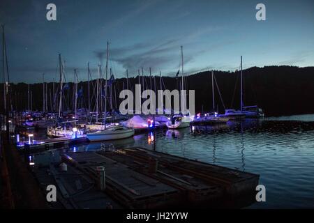 Bowness auf WIndermere, Cumbria, Vereinigtes Königreich. 12. Juli 2017. Ein Blick auf Bowness Marina am Lake Windermere mit ihm neu Blitze und neue Pontons. Die Marina in der Hert des englischen Lake District ist und bleibt eine beliebte touristische Destination mit Großbritannien und ausländische Besucher in das Vereinigte Königreich Credit: David Billinge/Alamy Live News Stockfoto