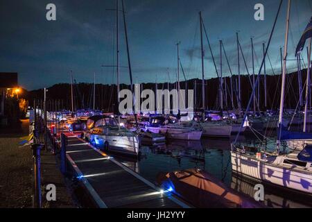 Bowness auf WIndermere, Cumbria, Vereinigtes Königreich. 12. Juli 2017. Ein Blick auf Bowness Marina am Lake Windermere mit ihm neu Blitze und neue Pontons. Die Marina in der Hert des englischen Lake District ist und bleibt eine beliebte touristische Destination mit Großbritannien und ausländische Besucher in das Vereinigte Königreich Credit: David Billinge/Alamy Live News Stockfoto