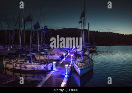 Bowness auf WIndermere, Cumbria, Vereinigtes Königreich. 12. Juli 2017. Ein Blick auf Bowness Marina am Lake Windermere mit ihm neu Blitze und neue Pontons. Die Marina in der Hert des englischen Lake District ist und bleibt eine beliebte touristische Destination mit Großbritannien und ausländische Besucher in das Vereinigte Königreich Credit: David Billinge/Alamy Live News Stockfoto