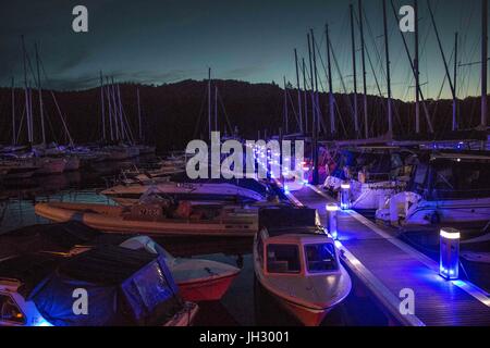 Bowness auf WIndermere, Cumbria, Vereinigtes Königreich. 12. Juli 2017. Ein Blick auf Bowness Marina am Lake Windermere mit ihm neu Blitze und neue Pontons. Die Marina in der Hert des englischen Lake District ist und bleibt eine beliebte touristische Destination mit Großbritannien und ausländische Besucher in das Vereinigte Königreich Credit: David Billinge/Alamy Live News Stockfoto