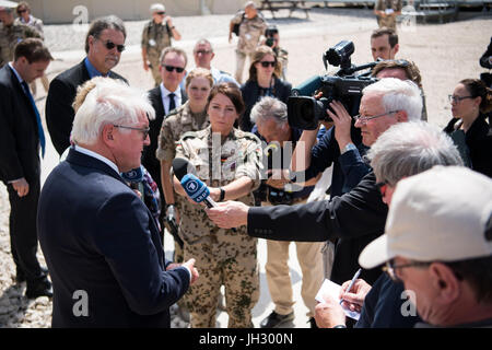 Mazar-i-Sharif, Afghanistan. 13. Juli 2017. Der deutsche Bundespräsident Frank-Walter Steinmeier (l) im Gespräch mit den Medien bei der deutschen militärischen Camp Camp Marmal in Mazar-i-Sharif, Afghanistan, 13. Juli 2017. Der deutsche Bundespräsident Steinmeier und seine Frau sind in Afghanistan für einen Tag, nach einem Besuch in Kasachstan. Bildnachweis: Dpa picture Alliance/Alamy Live News Stockfoto