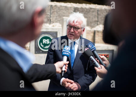 Mazar-i-Sharif, Afghanistan. 13. Juli 2017. Der deutsche Bundespräsident Frank-Walter Steinmeier im Gespräch mit den Medien bei der deutschen militärischen Camp Camp Marmal in Mazar-i-Sharif, Afghanistan, 13. Juli 2017. Der deutsche Bundespräsident Steinmeier und seine Frau sind in Afghanistan für einen Tag, nach einem Besuch in Kasachstan. Bildnachweis: Dpa picture Alliance/Alamy Live News Stockfoto