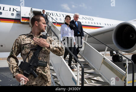 Mazar-i-Sharif, Afghanistan. 13. Juli 2017. Der deutsche Bundespräsident Frank-Walter Steinmeier und seine Frau Elke Buedenbender Arive am Flughafen in Mazar-i-Sharif, Afghanistan, 13. Juli 2017. Der deutsche Bundespräsident Steinmeier und seine Frau sind in Afghanistan für einen Tag, nach einem Besuch in Kasachstan. Bildnachweis: Dpa picture Alliance/Alamy Live News Stockfoto