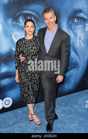 Los Angeles, USA. 12. Juli 2017. Schauspielerin Amanda Peet & Mann GoT Schöpfer und Executive Producer David Benioff bei der Saison sieben premiere für "Game of Thrones" bei der Walt Disney Concert Hall in Los Angeles Bild: Sarah Stewart/Alamy Live News Stockfoto