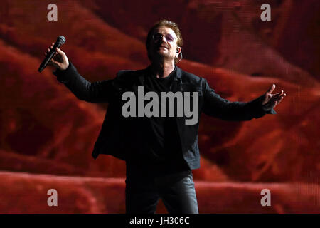 Berlin, Deutschland. 12. Juli 2017. Paul David Hewson (Bono), Sänger der irischen Band U2 auf der Bühne im Olympiastadion in Berlin, Deutschland, 12. Juli 2017. Foto: Britta Pedersen/Dpa-Zentralbild/Dpa/Alamy Live News Stockfoto