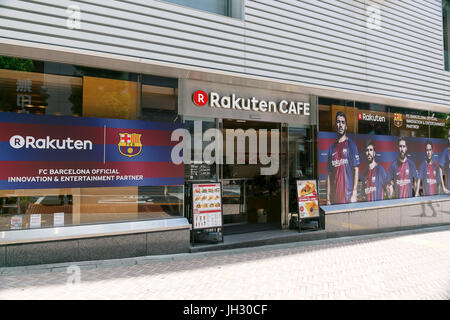 Bilder und Logos der spanischen Fußball-club FC Barcelona auf dem Display außerhalb der Rakuten Cafe in Shibuya auf 13. Juli 2017, Tokio, Japan. Der japanische e-Commerce Unternehmen Rakuten Inc. wurde FC Barcelona Main Global Partner aus der Saison 2017-18 als Teil eines vier-Jahres-Sponsoring-Deal, das im Jahr 2016 unterzeichnet wurde. Barcelonas Spieltag Trikots für die neue Saison werden auch in Tokio vorgestellt werden und beinhalten die Rakuten Logo zum ersten Mal. (Foto von Rodrigo Reyes Marin/AFLO) Stockfoto