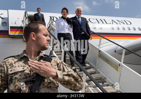 Mazar-i-Sharif, Afghanistan. 13. Juli 2017. Der deutsche Bundespräsident Frank-Walter Steinmeier und seine Frau Elke Buedenbender Arive am Flughafen in Mazar-i-Sharif, Afghanistan, 13. Juli 2017. Der deutsche Bundespräsident Steinmeier und seine Frau sind in Afghanistan für einen Tag, nach einem Besuch in Kasachstan. Bildnachweis: Dpa picture Alliance/Alamy Live News Stockfoto