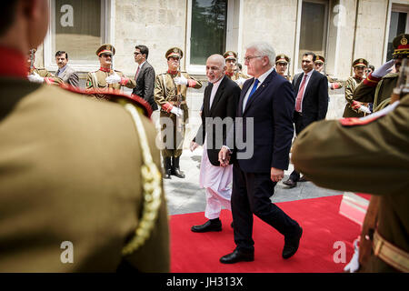 Mazar-i-Sharif, Afghanistan. 13. Juli 2017. Dpatop - HANDOUT - ein Handout Bild am 13. Juli 2017 zur Verfügung gestellt zeigt German President Frank-Walter Steinmeier (r) Ankunft zum Treffen mit dem afghanischen Präsidenten Mohammad Ashraf Ghani (l) im Palazzo Gul Khana in Kabul, Afghanistan. Bildnachweis: Dpa picture Alliance/Alamy Live News Stockfoto