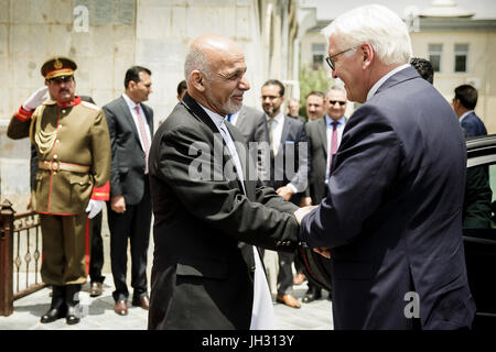 Mazar-i-Sharif, Afghanistan. 13. Juli 2017. HANDOUT - zeigt ein Handout Bild auf 13. Juli 2017 zur Verfügung gestellten German President Frank-Walter Steinmeier (r) Ankunft zum Treffen mit dem afghanischen Präsidenten Mohammad Ashraf Ghani (c) im Palazzo Gul Khana in Kabul, Afghanistan. Bildnachweis: Dpa picture Alliance/Alamy Live News Stockfoto