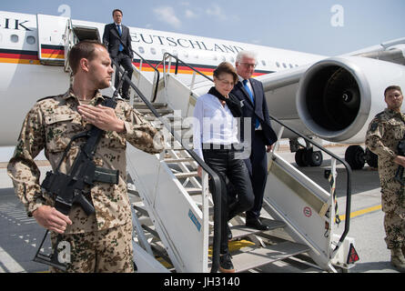 Mazar-i-Sharif, Afghanistan. 13. Juli 2017. Der deutsche Bundespräsident Frank-Walter Steinmeier und seine Frau Elke Buedenbender Arive am Flughafen in Mazar-i-Sharif, Afghanistan, 13. Juli 2017. Der deutsche Bundespräsident Steinmeier und seine Frau sind in Afghanistan für einen Tag, nach einem Besuch in Kasachstan. Bildnachweis: Dpa picture Alliance/Alamy Live News Stockfoto