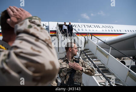 Mazar-i-Sharif, Afghanistan. 13. Juli 2017. Der deutsche Bundespräsident Frank-Walter Steinmeier und seine Frau Elke Buedenbender Arive am Flughafen in Mazar-i-Sharif, Afghanistan, 13. Juli 2017. Der deutsche Bundespräsident Steinmeier und seine Frau sind in Afghanistan für einen Tag, nach einem Besuch in Kasachstan. Bildnachweis: Dpa picture Alliance/Alamy Live News Stockfoto