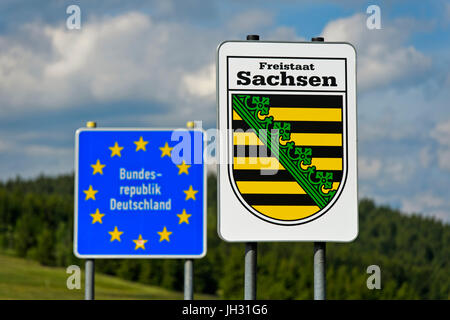 Melden Sie mit dem Wappen des Zeichens Freistaat Sachsen und Grenze der Bundesrepublik Deutschland, Grenzübergang Oberwiesenthal, Sachsen, Deutschland Stockfoto